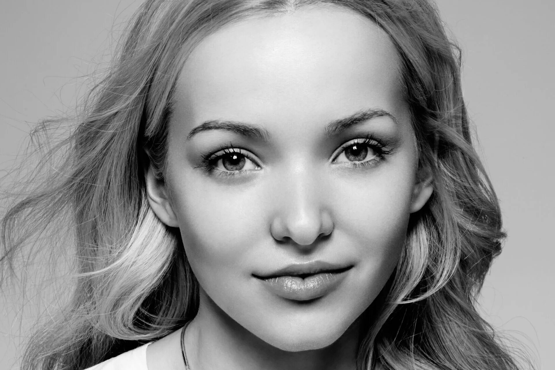 Дав шае. Dove Cameron. Дафф Камерон. Дав Камерон черно белые. Dove Cameron обои.