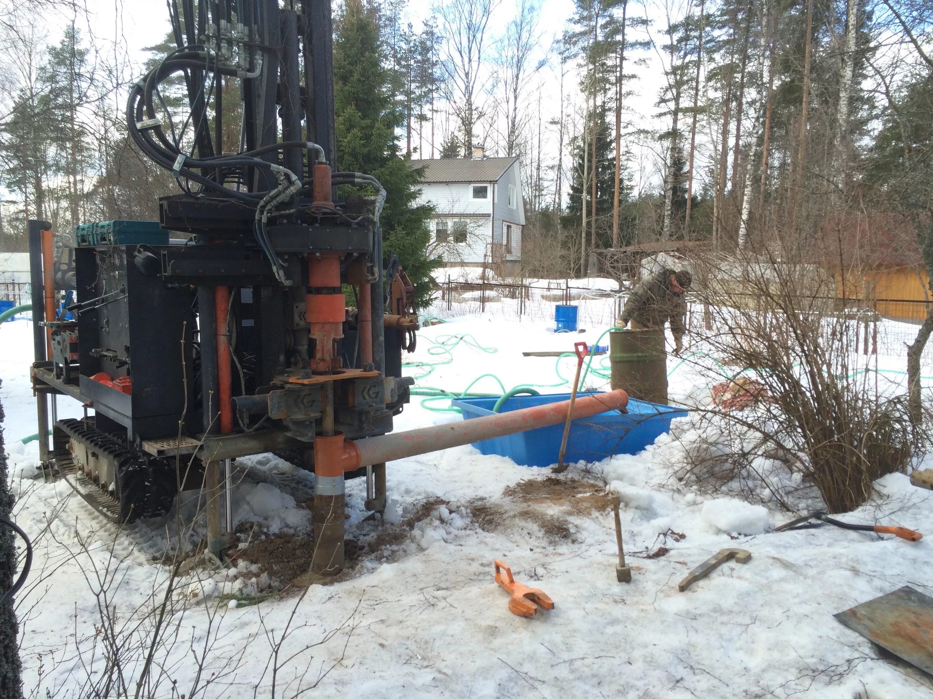 Бурение на воду нижегородская область. Бурение скважин на воду. Малогабаритное бурение скважин на воду. Бурение скважин на воду в Ленинградской области. Скважина под ключ в Ленинградской области.