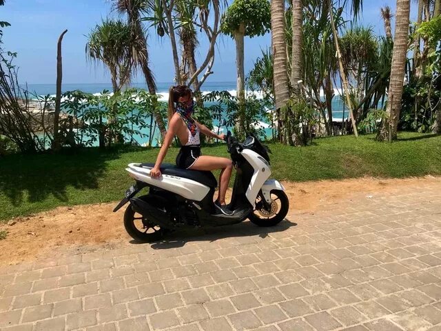 Снять скутер на кубе. Скутер Scoopy Bali. Байк на Бали. Хонда скупи Бали. Хонда байк Бали.