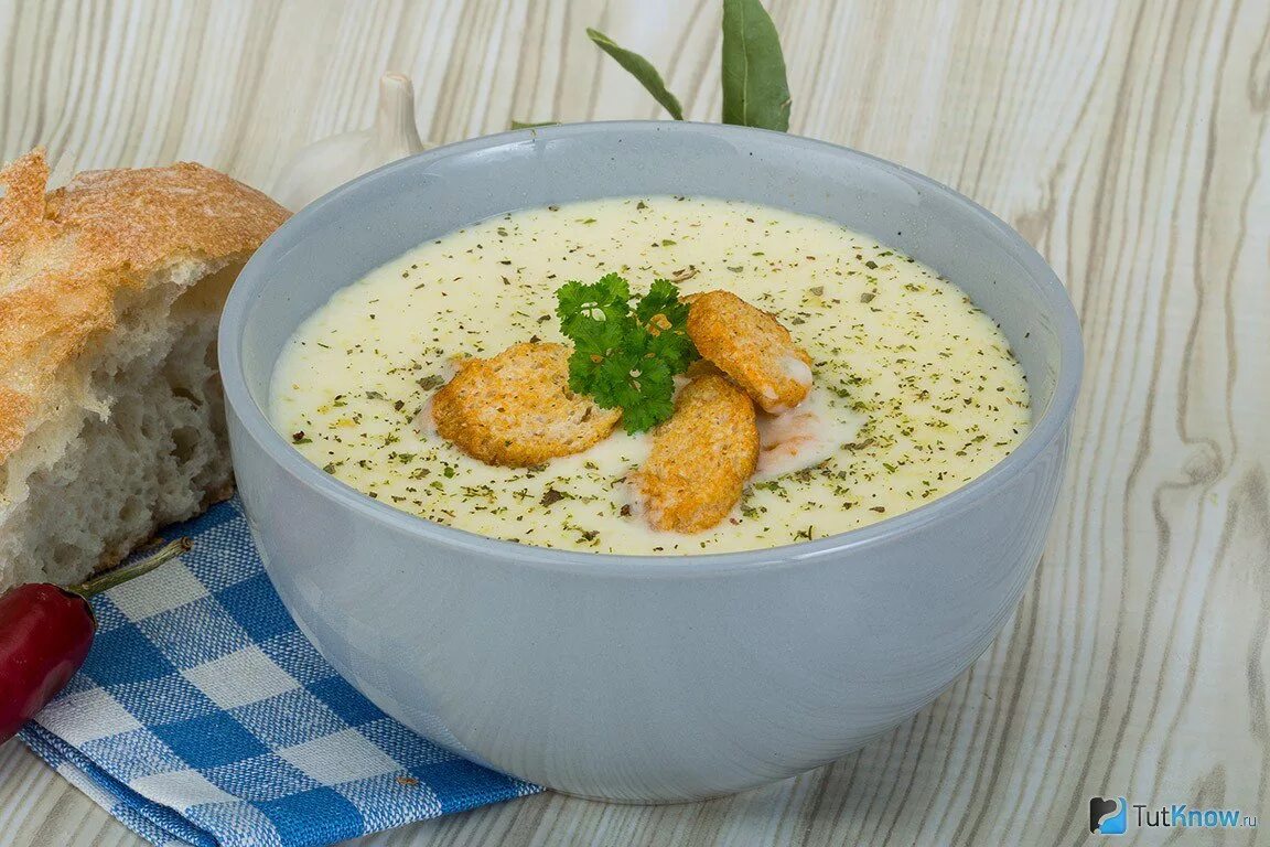 Суп из консервы с сыром. Суп-пюре с плавленным сыром. Сырный суп с плавленным сырком. Сырный суп пюре. Сырный крем суп.