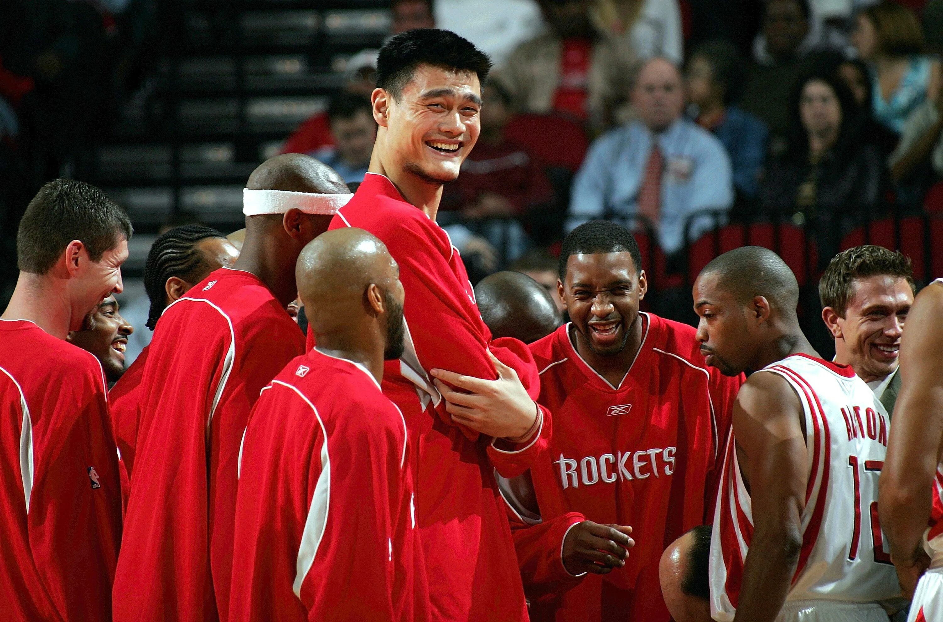 Yao ming. Яо мин рост. Яо минг рост. Баскетболист Яо мин рост. Китайский баскетболист Яо мин рост.