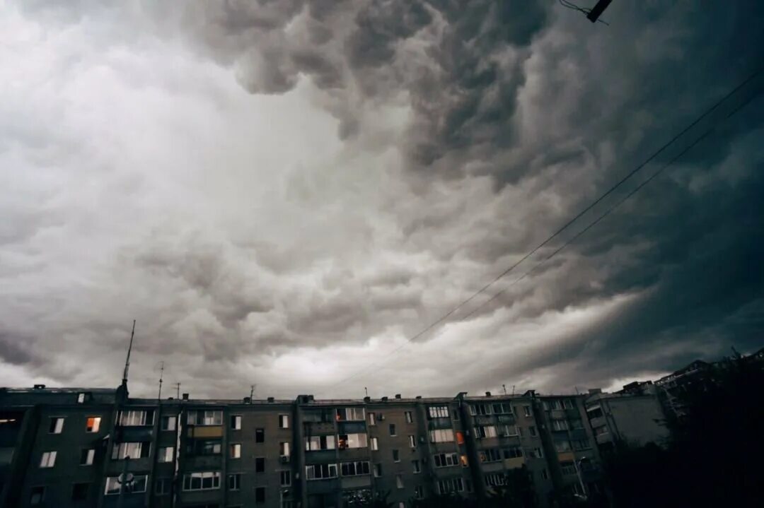 Тучи над городом. Небо перед грозой в городе. Пасмурное небо. Облака с гор. В городе серых облаков.