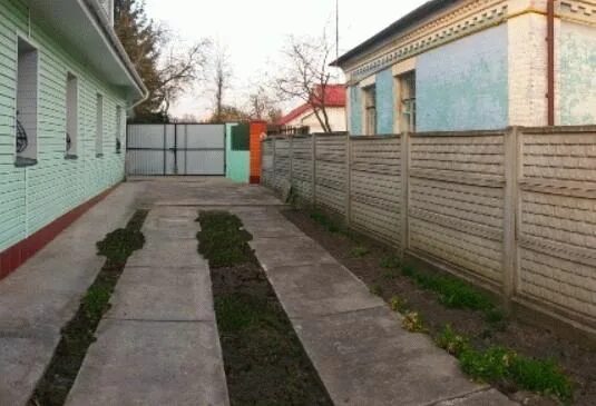 Дом 3 метра от забора. 3 метра от забора соседа. изгородь от соседей 2 этажа. дом в 5 метрах от забора.