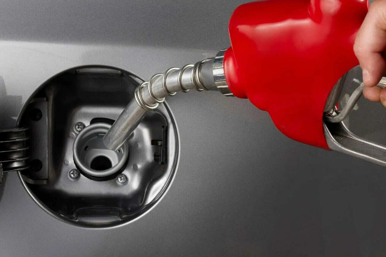 заливается бензин. смешивание бензина и дизельного топлива. долив масла авто. бензобак бензин. заливается бензин.