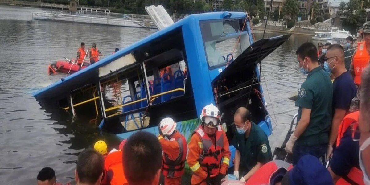 Падение общественного транспорта в воду. Автобус упал в воронку.