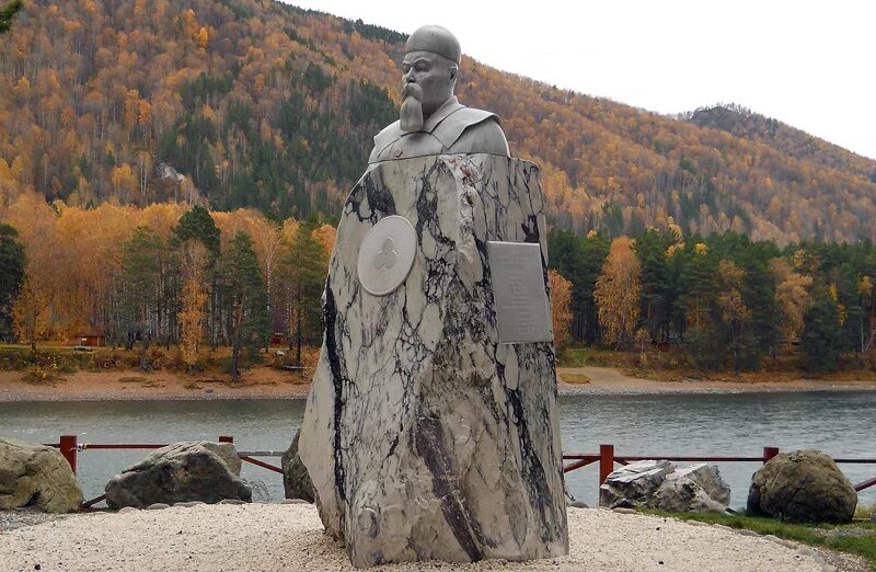 памятник рериху на бирюзовой катуни. памятник рериха республика алтай. памятник рериху на алтае бирюзовая катунь. каракольская долина горный алтай. памятник н рериху горный алтай.