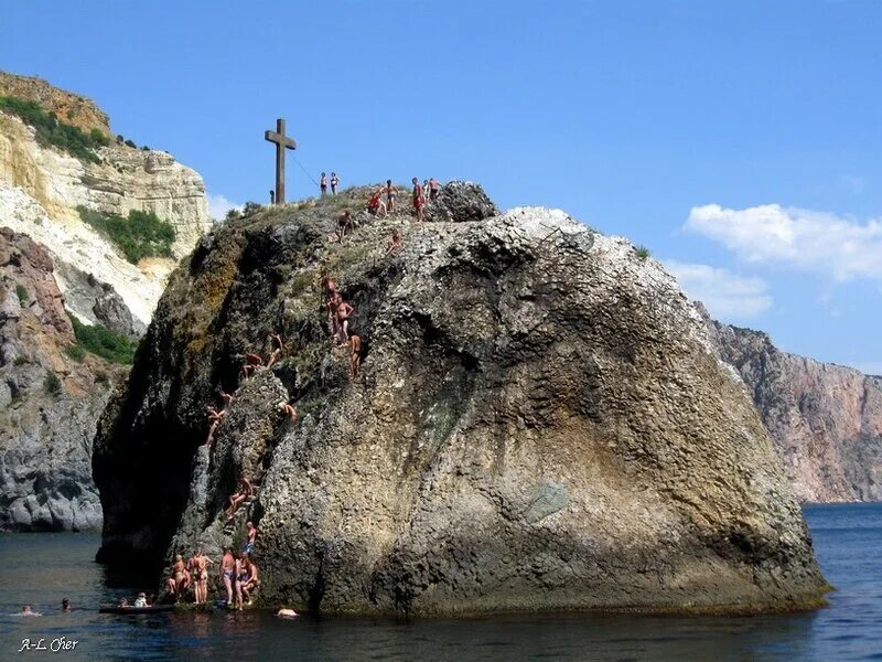 Святая скала. Мыс фиолент монастырь скала с крестом. Мыс фиолент в севастополе сейчас. Скала явления святого георгия. Георгиевская скала крым.