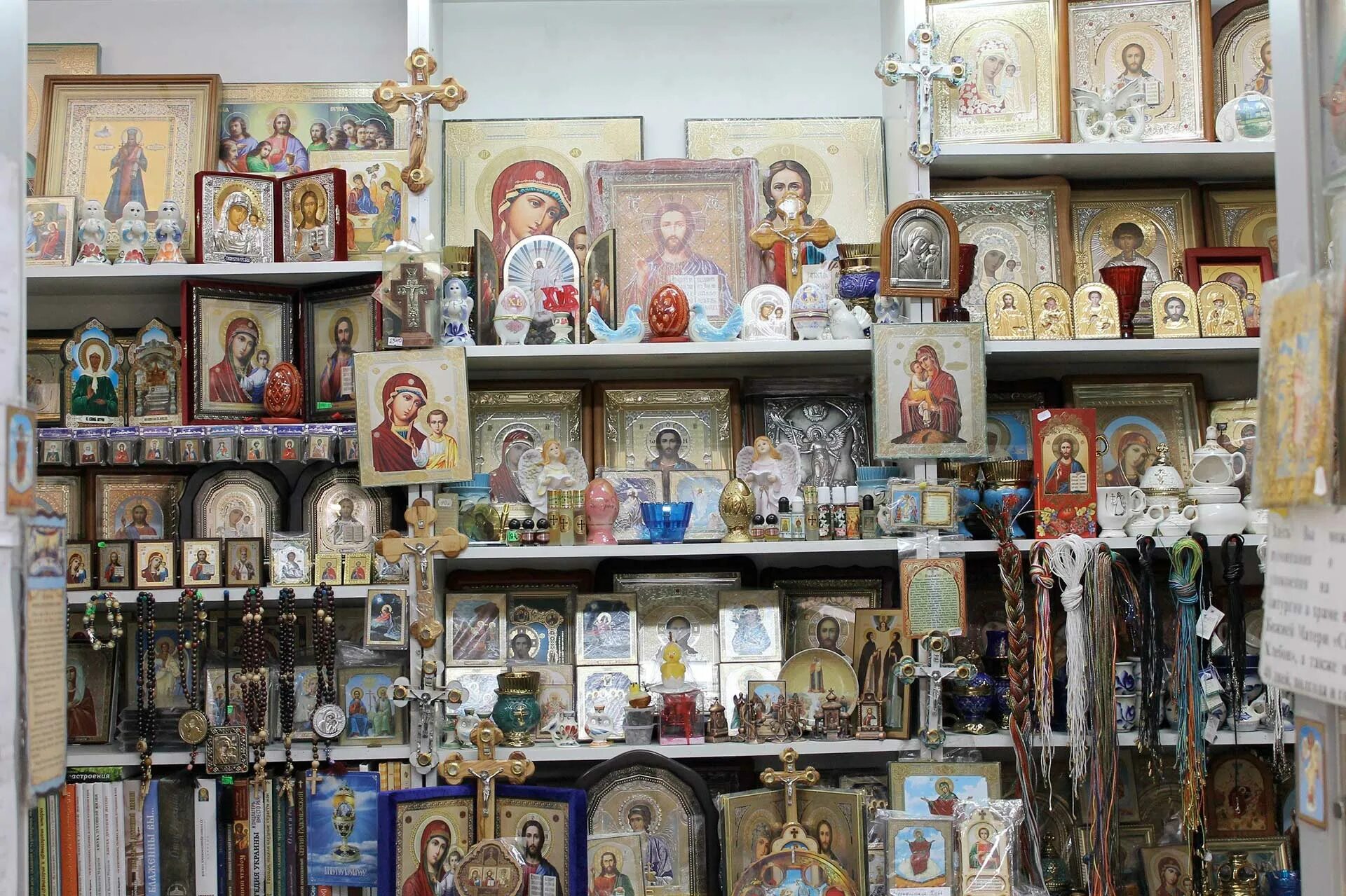 Церковная лавка рядом. Успенский собор бийск иконная лавка. иконная лавка покровского монастыря в москве. новоиерусалимский монастырь церковная лавка. донской монастырь лавка церковная.