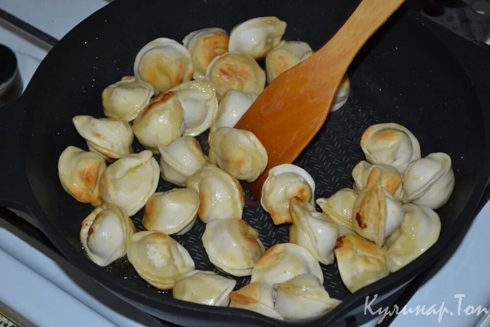 жареные пельмени со сметаной. замороженные пельмени на сковороде со сметаной. жареные пельмени на сковороде. пельмени в сметанном соусе. замороженные пельмени на сковороде со сметаной.