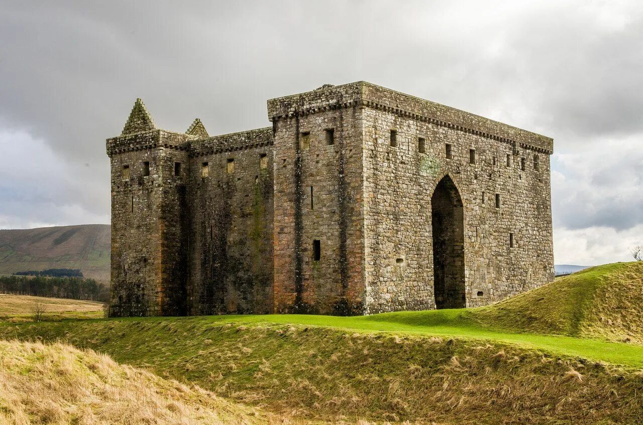 Неприступная крепость это. Замок Эрмитаж в Шотландии. Замок Эрмитаж Шотландия план этажей. Неприступные крепости средневековья. Дом неприступная крепость.