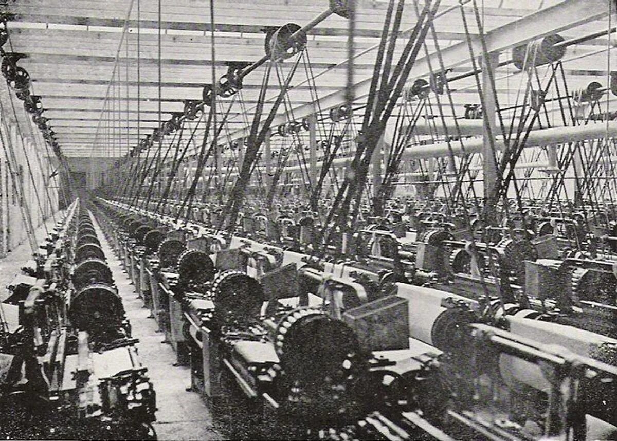 Отрасль промышленности в 18 веке. Ткацкая фабрика 19 век. Ткацкая фабрика Великобритания 19 век. 19 Век Англия Промышленная революция текстильная промышленность. Ткацкий фабрики в Англии 18 века.