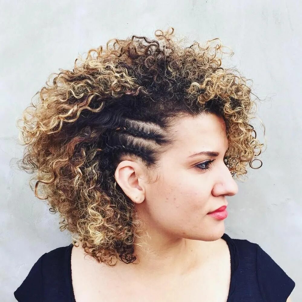 Short curly. Афро кудри на каре. Стрижки на кудрявые волосы. Короткие стрижки на кудрявые волосы. Короткие стрижки на мелкие кудри.