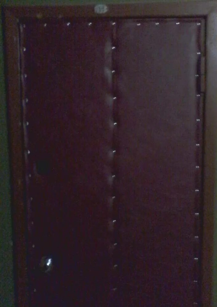 Обшивка двери входной металлической. Обшивка двери дермантином своими. Обшить входную дверь. Дверь дермантином. Обшить входную дверь дермантином.