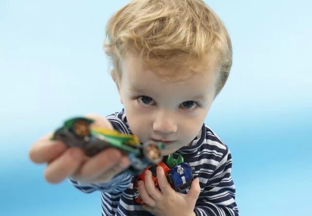 Игрушки. Вещь рука. Современные игрушки. Игрушки для малышей в пакете. Дети играют.