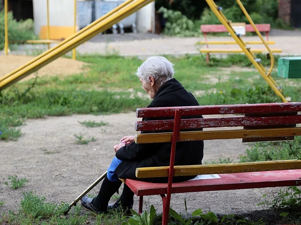 Одинокий пенсионер. Одиночество пожилых людей. Грустный пенсионер. Одинокие пенсионеры. Что ждет пенсионеров 1 апреля 2024 года