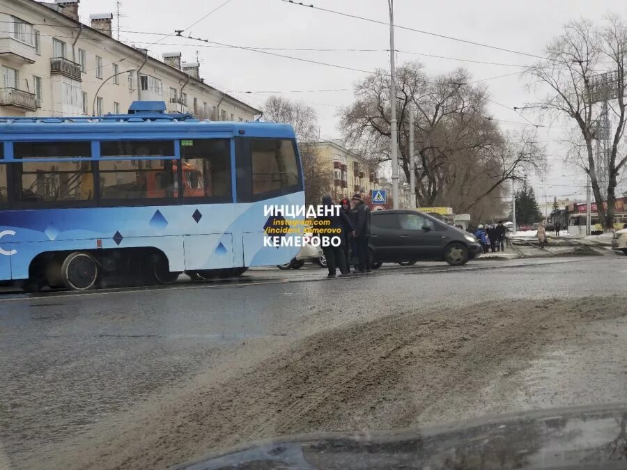 Трамвай тула. Трамвай кемерово 205. Движение трамвая. Кемерово трамвай сошел с рельс сегодня. Трамвайные пути кемерово.
