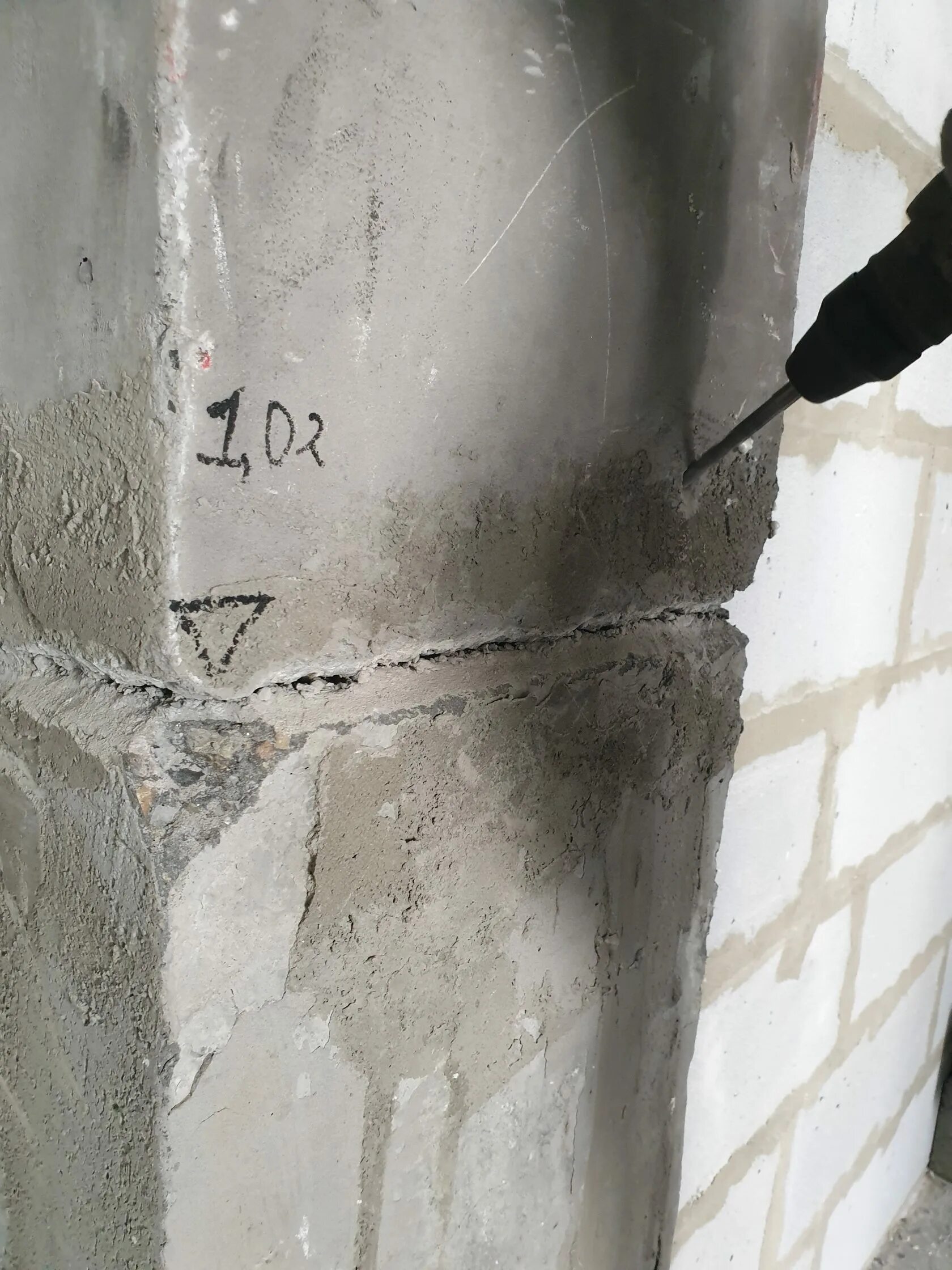 Холодный бетон. Холодные швы при бетонировании стен. Бетонные работы. Холодный бетон. Дефектный шов бетонирования.