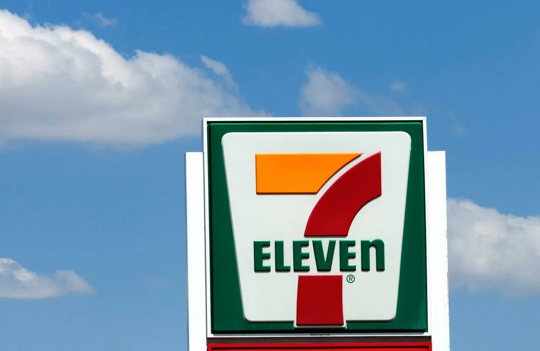 Севен ли. Севен Элевен. Seven Eleven логотип. 7 Eleven Тайланд. 7 Eleven вывеска.