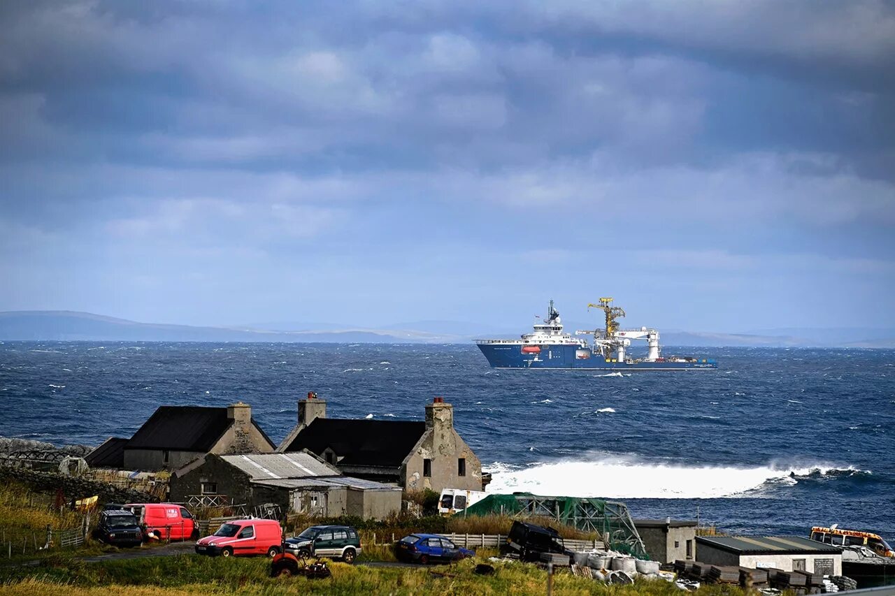 Remote island. Остров Анст Шотландия. Шетланд острова. Шетландские острова жители. Foula остров.