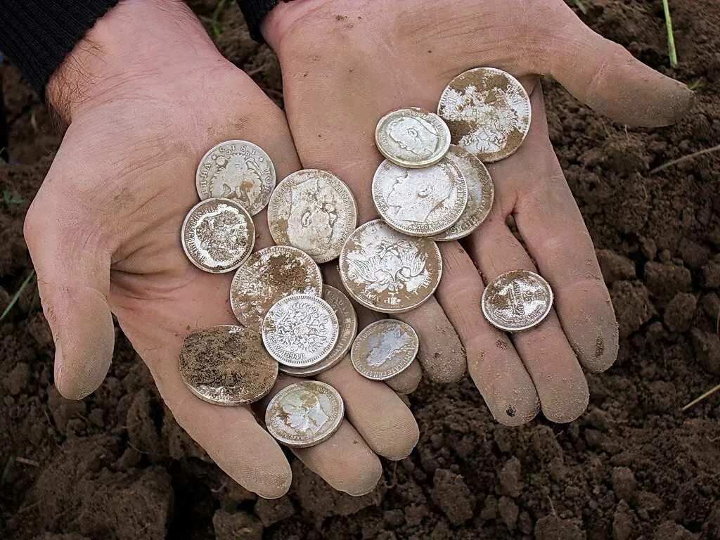 Можно ли пользоваться металлоискателем. Клад монет. клады россии. находки металлоискателем. монеты металлоискателем.