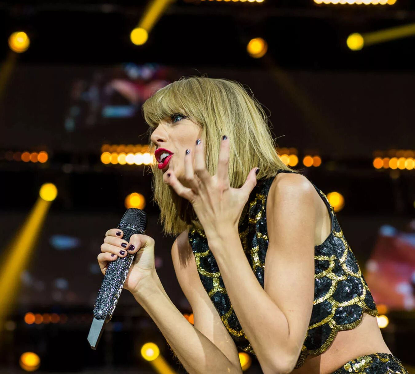 Тейлор Свифт Jingle Ball. Тейлор Свифт с микрофоном. Taylor Swift Live. Тейлор Свифт Shake it off. Тейлор свифт шейк