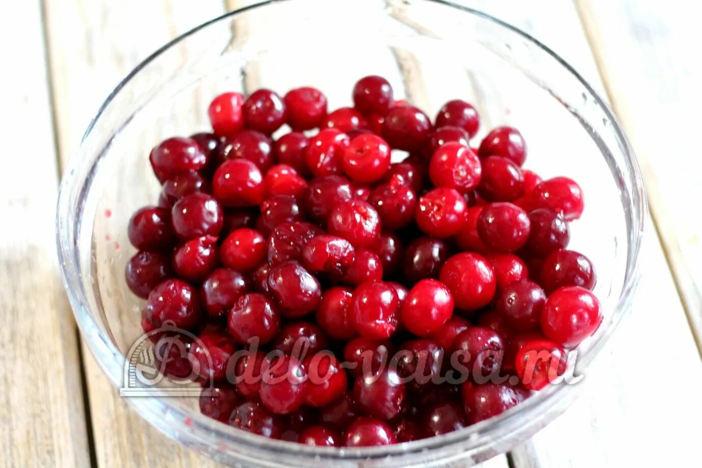 Бисквит с вареньем. Вишня в мультиварке рецепты. Вишня в мультиварке рецепты. Открытый вишневый пирок в мультиварке. Пирог с вишней в мультиварке.