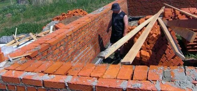 Красный кирпич на фундамент зачем. Выкладка цоколя кирпичом на фундаменте. красный кирпич для фундамента. какой кирпич для фундамента использовать. использование битого кирпича при выкладке цоколя.