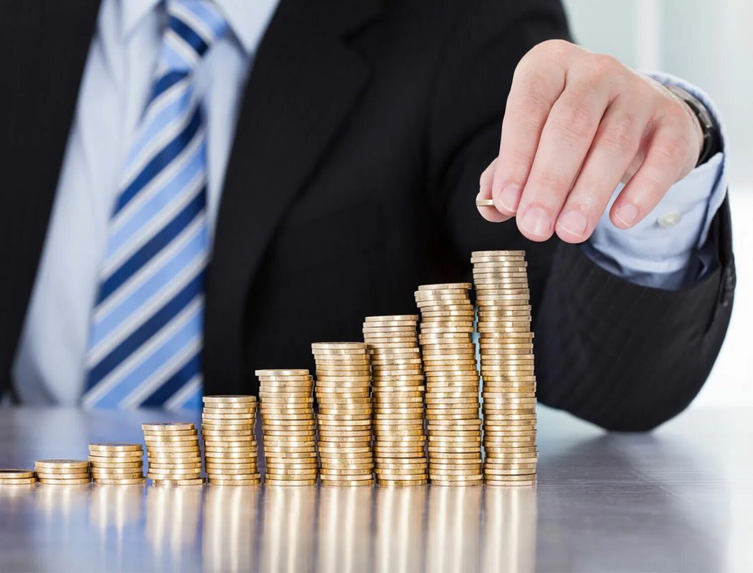 Увеличение количества денег. Увеличение количества денег. Прибыль человечки. Рост затрат. Рост прибыли.