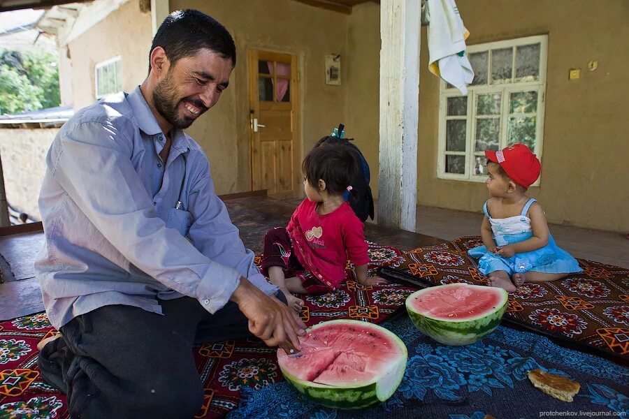 Быт таджиков. Таджикская деревня. Дом таджиков. Таджикские дети бедные.