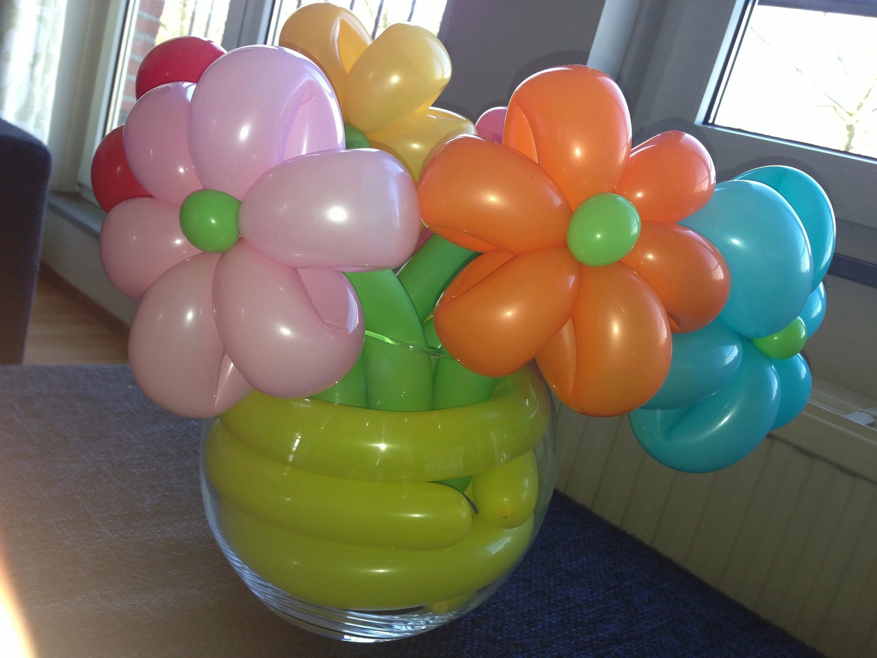 Цветок из 6 шаров. Цветы из шаров. Цветы из круглых воздушных шаров. Цветы из шариков для моделирования. Цветы из шаров на подставке.