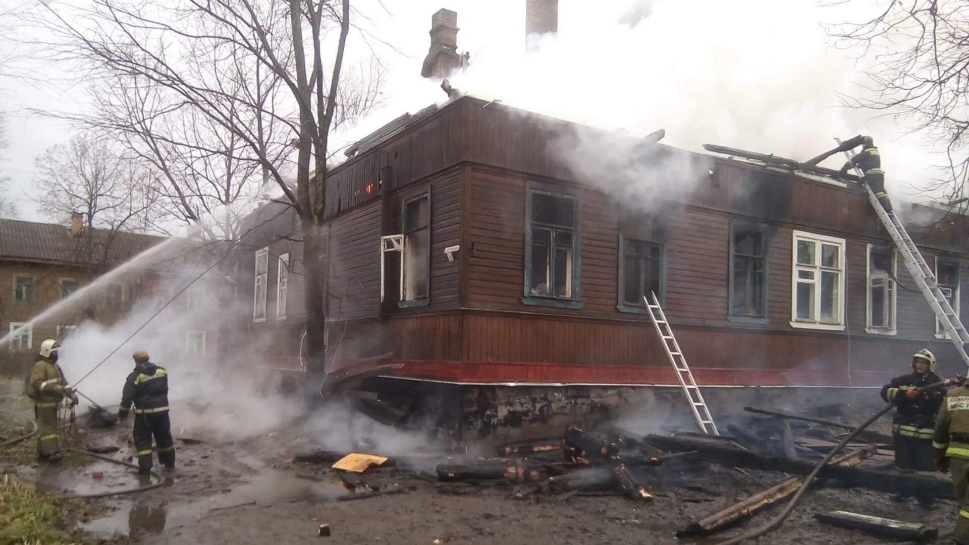 Дома в окуловке новгородской области. Пожар в Окуловке. Деревянный многоквартирный двухэтажный дом сгорел. Пожар в деревянном доме. Пожар в Окуловке сегодня.