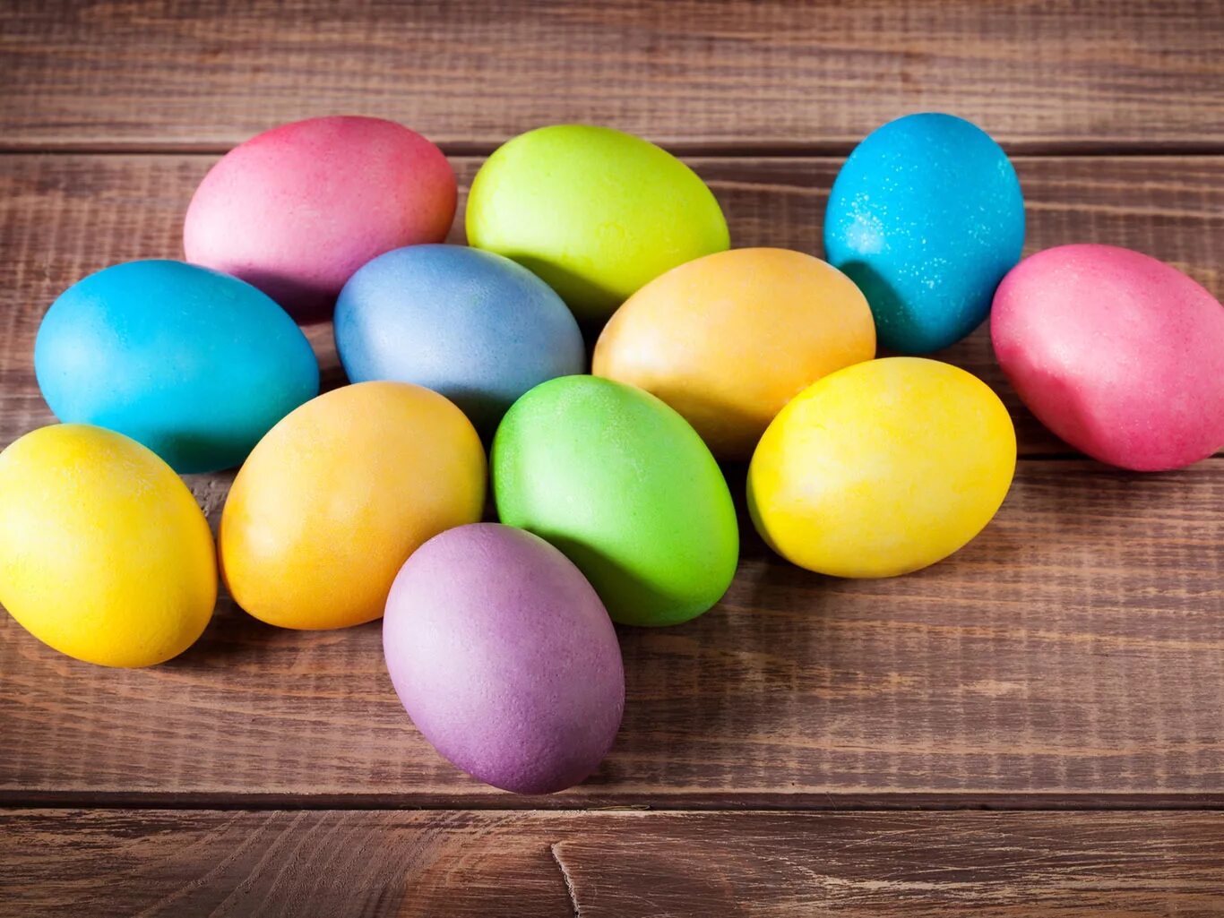 Разноцветные яйца на пасху. Яйца крашенки. Покрасить яйца на Пасху. Крашеные яйца на Пасху. Крашеннве ЯИЦМ на Пасху.