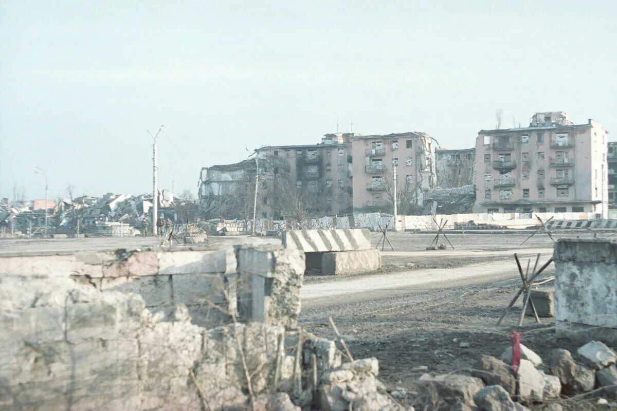 Грозный 2000 год. Площадь минутка Грозный 1995 штурм. Площадь минутка Грозный 1995. Площадь минутка Чечня 1995. Штурм площади минутка 1995.