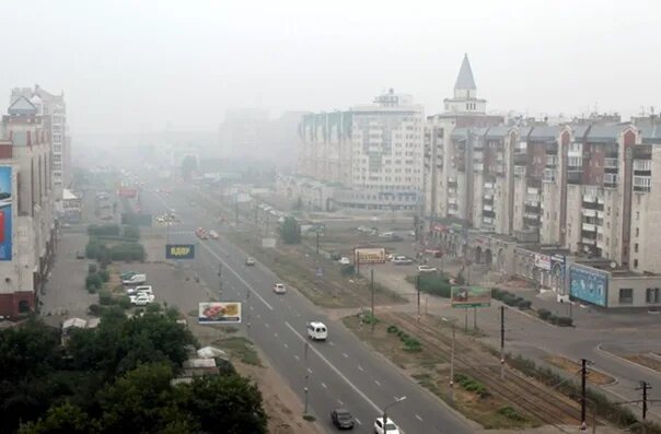 Окутан город. Смог в омске сегодня. Окутан город. Алматы туман. Космический город зима ночь.