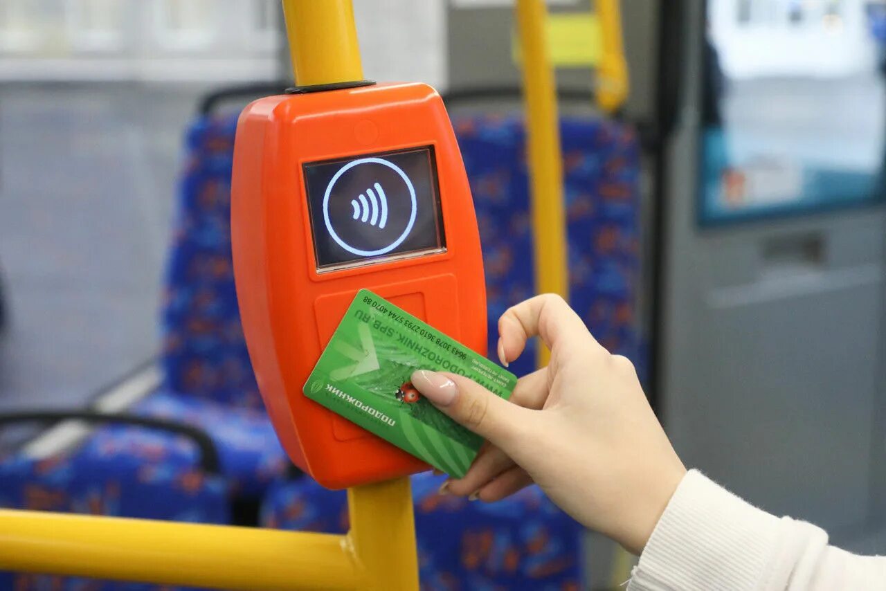 Кондуктор троллейбуса. Петербургское шоссе 64/1 экспофорум. Валидатор вм-20. Правила оплаты проезда. Валидатор в автобусе для активации.