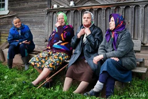 Сидят три женщины