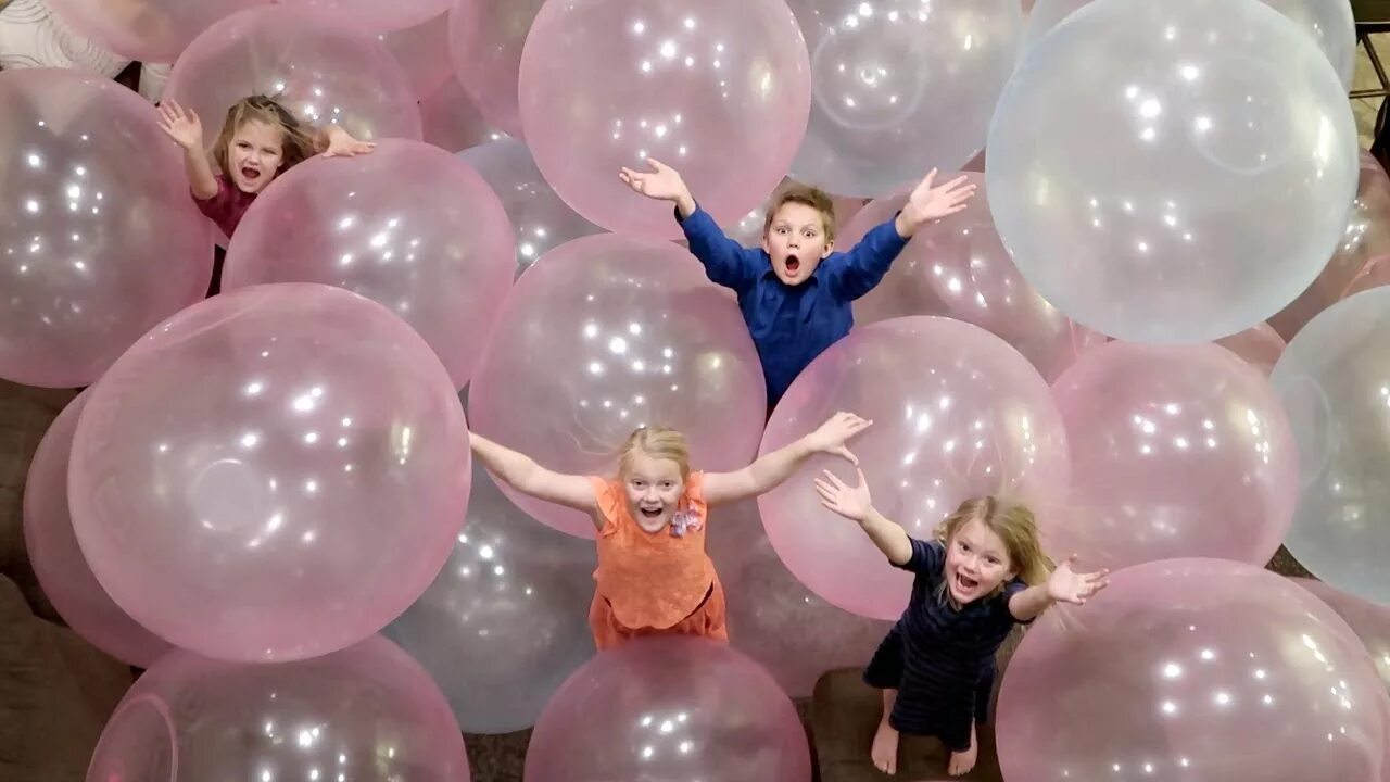 Включи youtube bubble bubble. Шар бабл Болл. Шарики пузыри. Интерактивный шар гигантский. Дом пузырь с шарами.