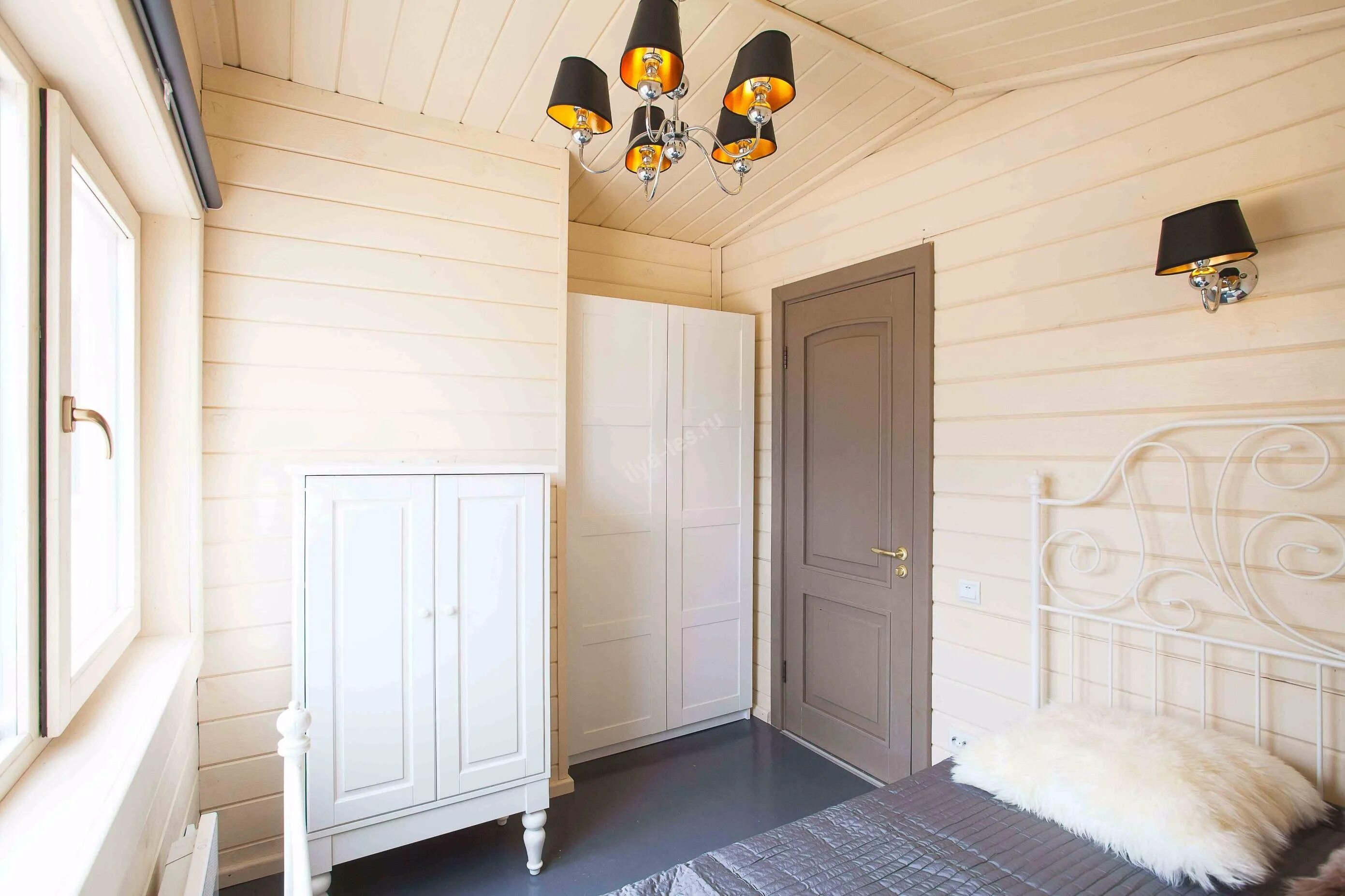 Фальшбрус и блок хаус. Браширование древесины блок хаус. Отделка спальни вагонкой. Имитация бруса лиственница брашированная. Имитация бруса разница сортов.