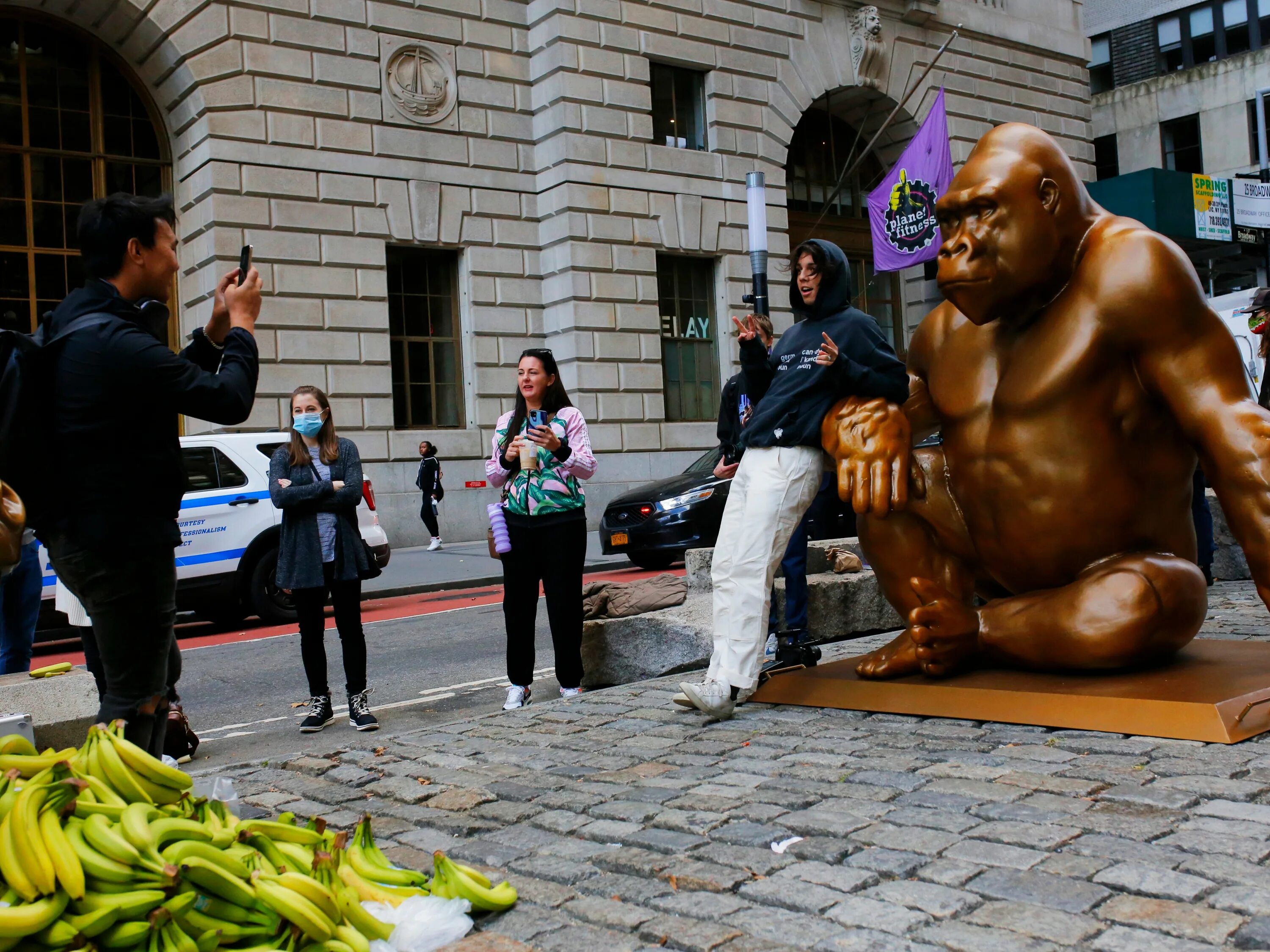 Бык обезьяна мужчина. NFT горилла на Wall Street. Статуя обезьяны на Уолл стрит. Скульптура красная горилла Тайланд.
