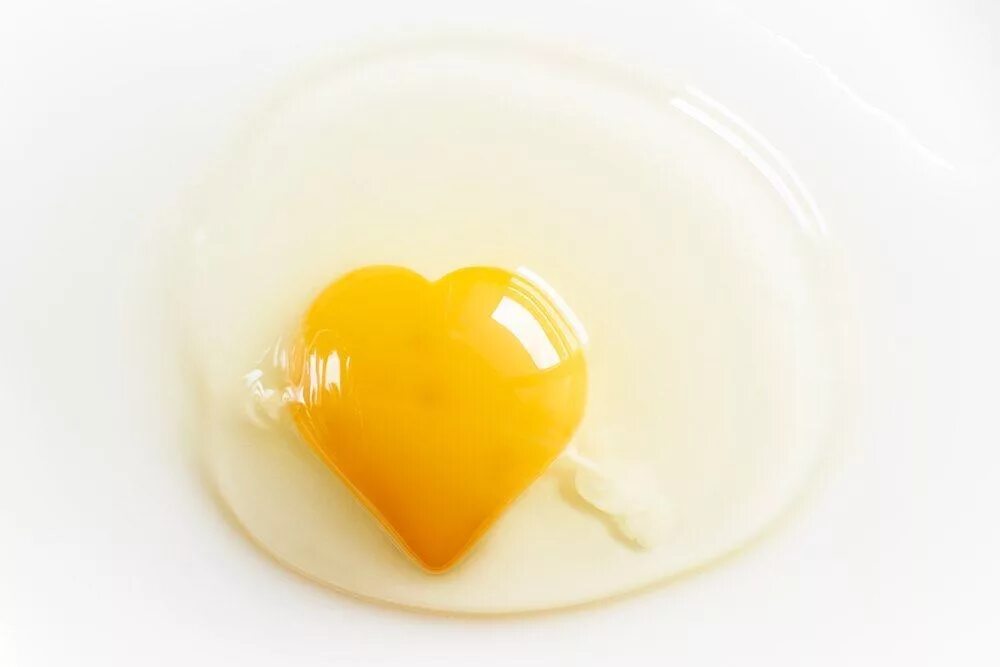 Желток сердце. Расколотое СЕРДЦЕСЕРДЦЕ желток. Мука с желтком сердечко. Яичные белки в банке на белом фоне.