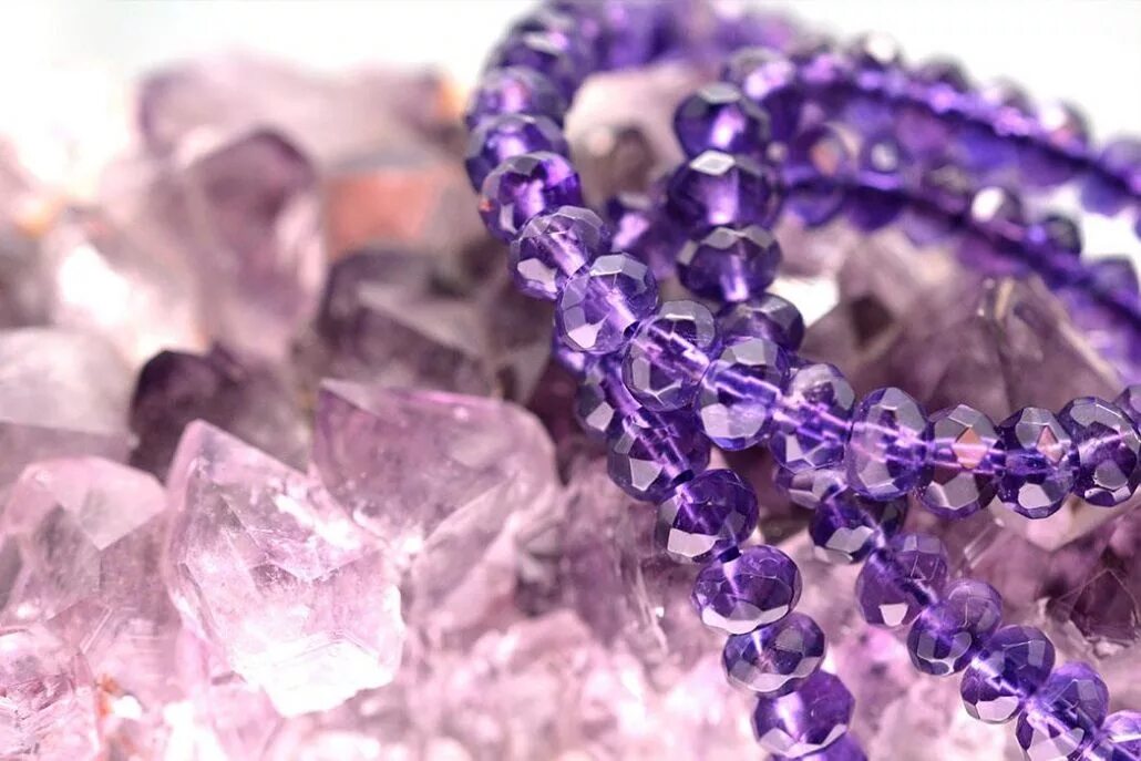 Лавандовый аметист кристалл. Зелёный аметист, празеолит. Аметист в природе. Друза агата аметист. Аметист магические.