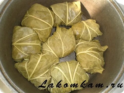 Голубцы из ревеня листьев рецепт с мясом. Голубцы в листьях ревеня. голубцы из ревеня листьев рецепт. что приготовить из листьев ревеня. пирог с персиками и грушей голубцы в листьях ревеня.