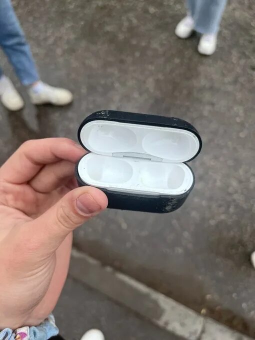 Локатор аирподс. Аирподс 1 наушник. Как найти кейс от наушников дома. Наушники аирподсы 10. Airpods 1.