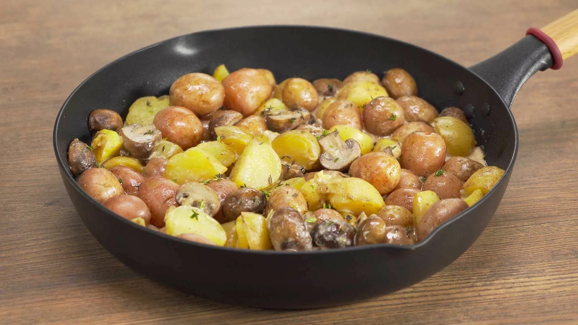 Шампиньоны мясо картошка рецепт. Картофель с грибами. Картофель с шампиньонами. Жареная картошка с грибами. Картошка с грибочками.