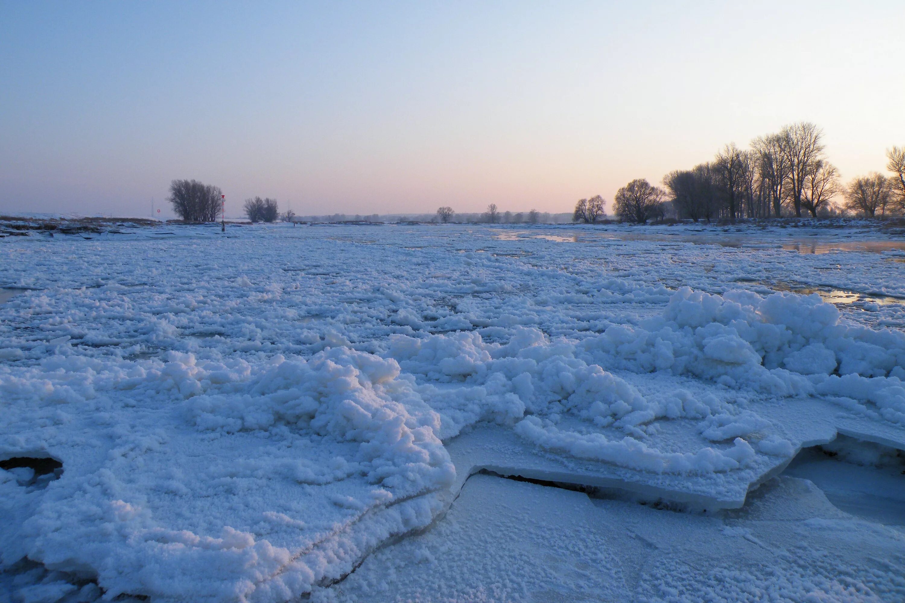 Река Кама ледостав. Лед на реке. Замерзшая река. Река покрытая льдом. Вода в реке замерзла