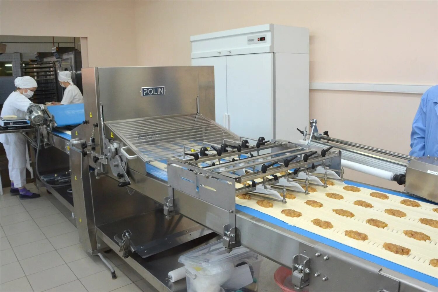 пищевое производство. цех мороженого. рабочий на пищевое производство. пищевая промышленность картинки. ооо зелёные линии киров.