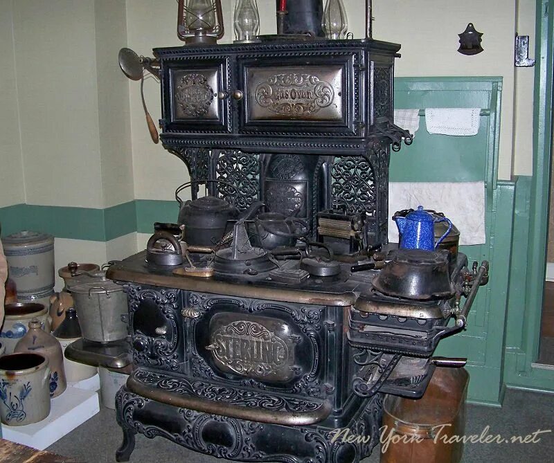 Купить старую печку. Cast Iron Stove печь. Чугунная печь 19 век. Старинная печь Taunton Iron. Чугунная печь антик.