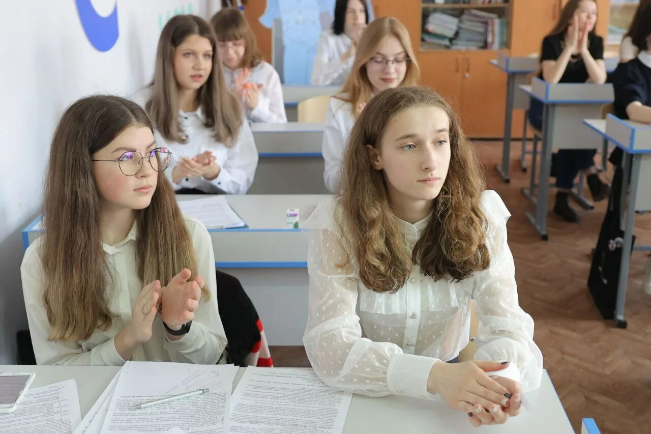 Школа 33 дзержинск. Школа 20 дзержинск. Английские школы дзержинск. Гимназия 38 дзержинск. Директор школы 29 дзержинск.