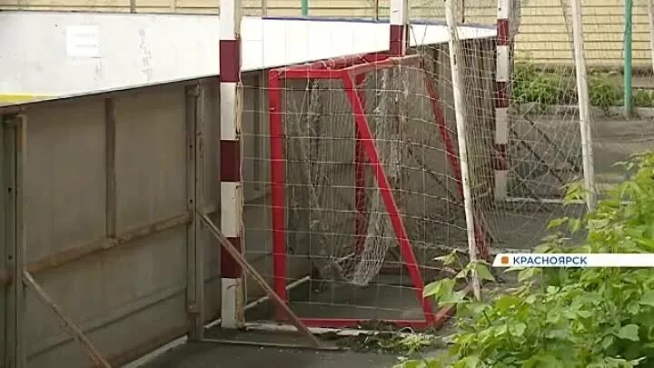 Мальчик на которого упали ворота. Мальчик на которого упали ворота. Мальчик на воротах. Футбольные ворота упали. Калитка упала.