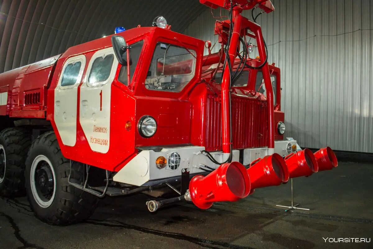 Аэродромный пожарный автомобиль аа-8,5/(30-60) (43118). Маз 7310 аэродромный пожарный. Маз-7310 аа-60. Маз-7310 аа-60 пожарный. Ураган маз 543 пожарный.